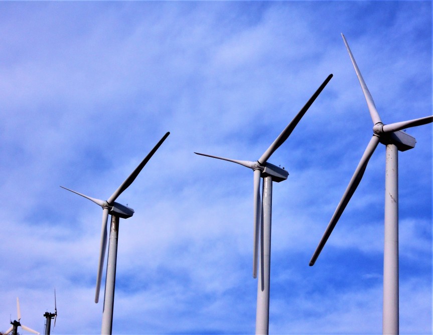 https://watt.co.uk/wp-content/uploads/2020/03/alternative-energy-wind-turbines-cover-the-grounds-of-a-wind-farm-in-the-desert-under-a-beautiful-sky_t20_3QG9Z9.jpg