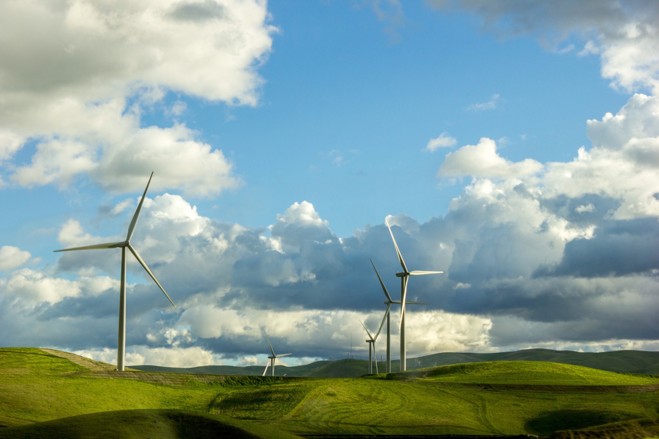 https://watt.co.uk/wp-content/uploads/2020/04/a-storm-blows-over-pacheco-pass-as-wind-turbines-provide-clean-energy-for-california_t20_yRlAx6.jpg