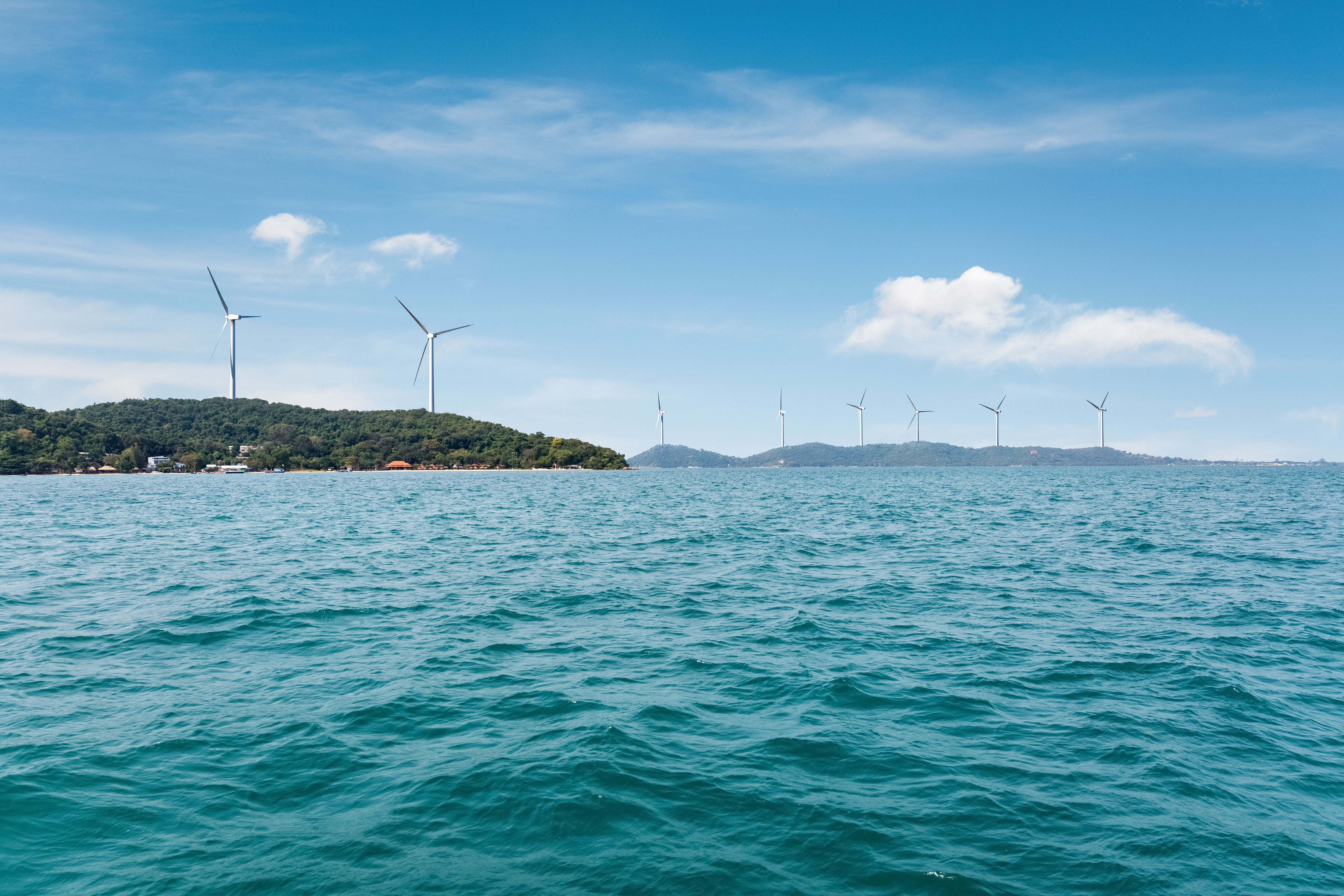 https://watt.co.uk/wp-content/uploads/2020/04/wind-farm-on-seaside-PUY34CT.jpg